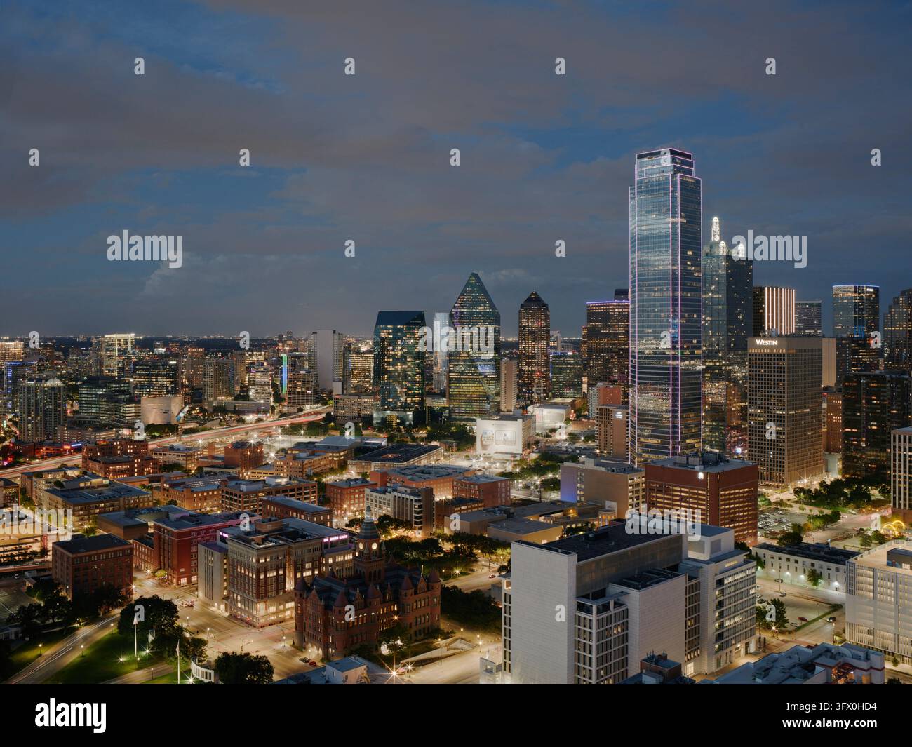 Panorama del centro di Dallas al crepuscolo con grattacieli illuminati Foto Stock
