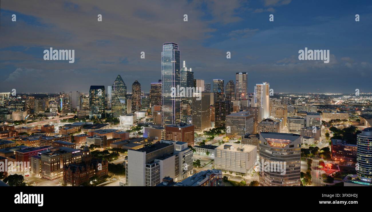Vista panoramica dello skyline del centro di Dallas illuminato al crepuscolo a Dallas, Texas Foto Stock