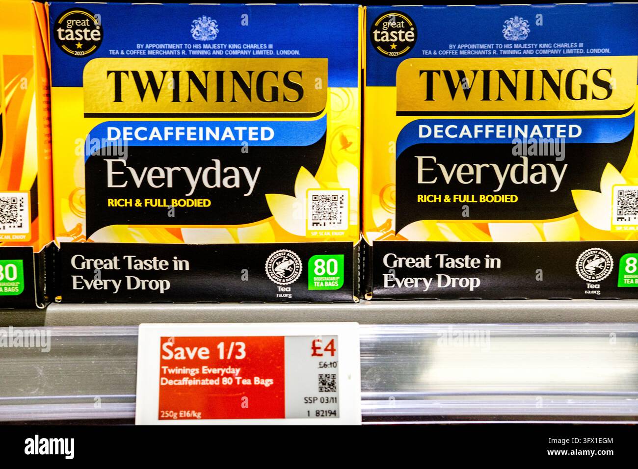 Londra, Regno Unito, 22 ottobre 2026, Primo piano di scatole di bustine di tè decaffeinato Everyday di Twinings su uno scaffale del supermercato Waitrose Foto Stock