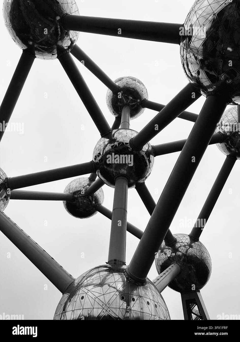 Prima a basso angolo monocromatica dei tubi d'acciaio interconnessi e delle sfere metalliche del monumento Atomium. Foto Stock