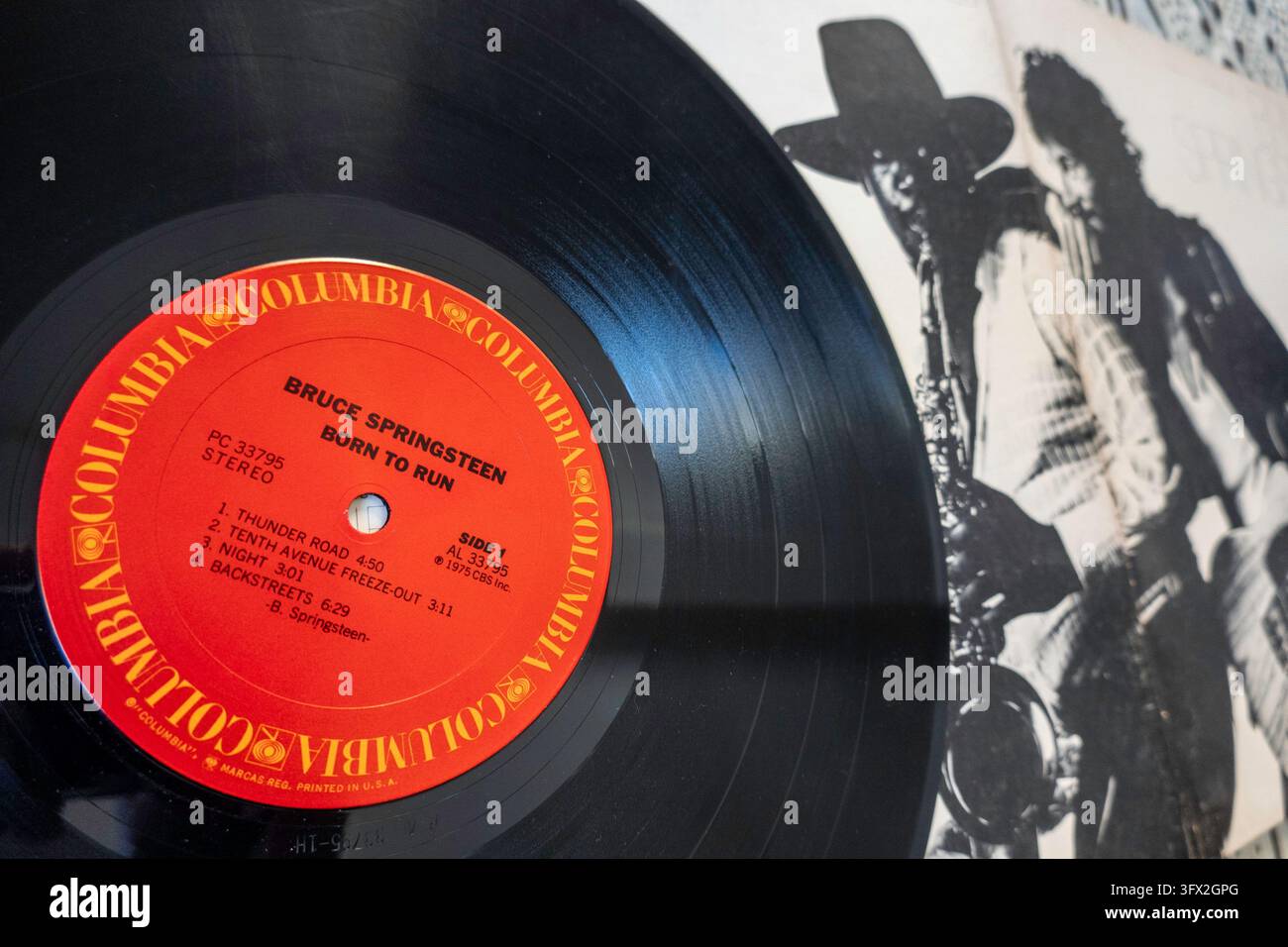 Primo piano dell'iconico vinile "Born to Run" e della copertina dell'album, 1975, Stati Uniti Foto Stock