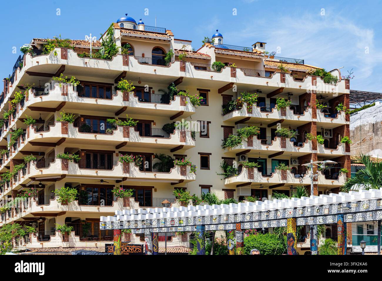 Puerto Vallarta, Messico – 12 ottobre 2026: Edificio residenziale incorniciato in una struttura della piazza Lazaro Cardenas Foto Stock