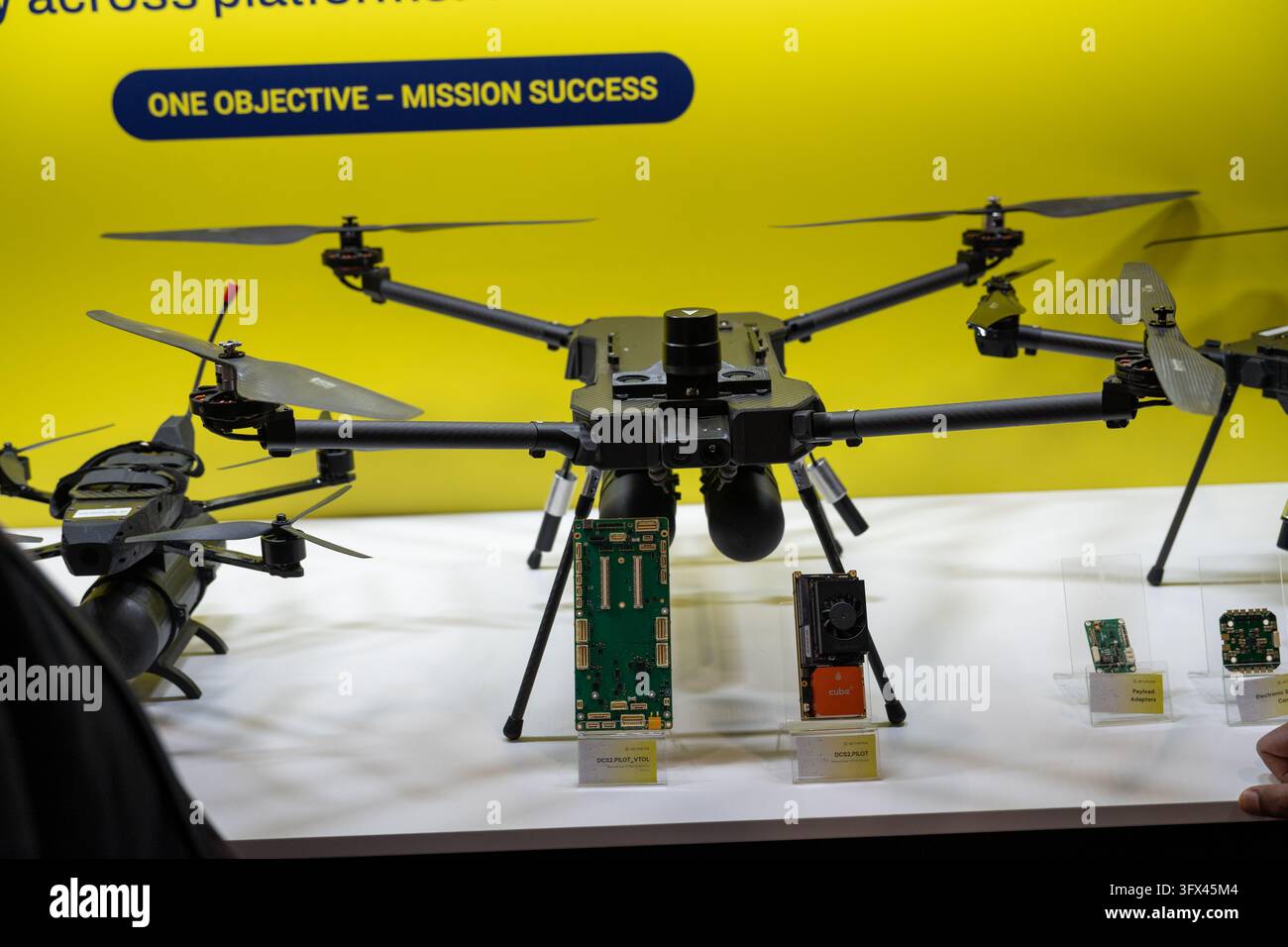 Un drone militare multirotore con elettronica di controllo di volo e sensori in mostra al Future Forces Forum 2026. Praga, Repubblica ceca – 21 ottobre 2 Foto Stock