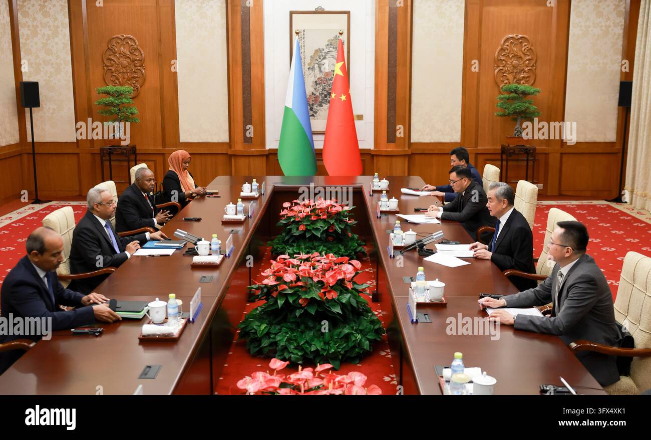 Pechino, Cina. 21 ottobre 2026. Il ministro degli Esteri cinese Wang Yi, anche membro dell'Ufficio politico del Comitato centrale del Partito comunista cinese, incontra Abdoulkader Houssein Omar, ministro degli Affari esteri e della Cooperazione internazionale del Gibuti, a Pechino, capitale della Cina, il 21 ottobre 2026. Credit: Ding Haitao/Xinhua/Alamy Live News Foto Stock