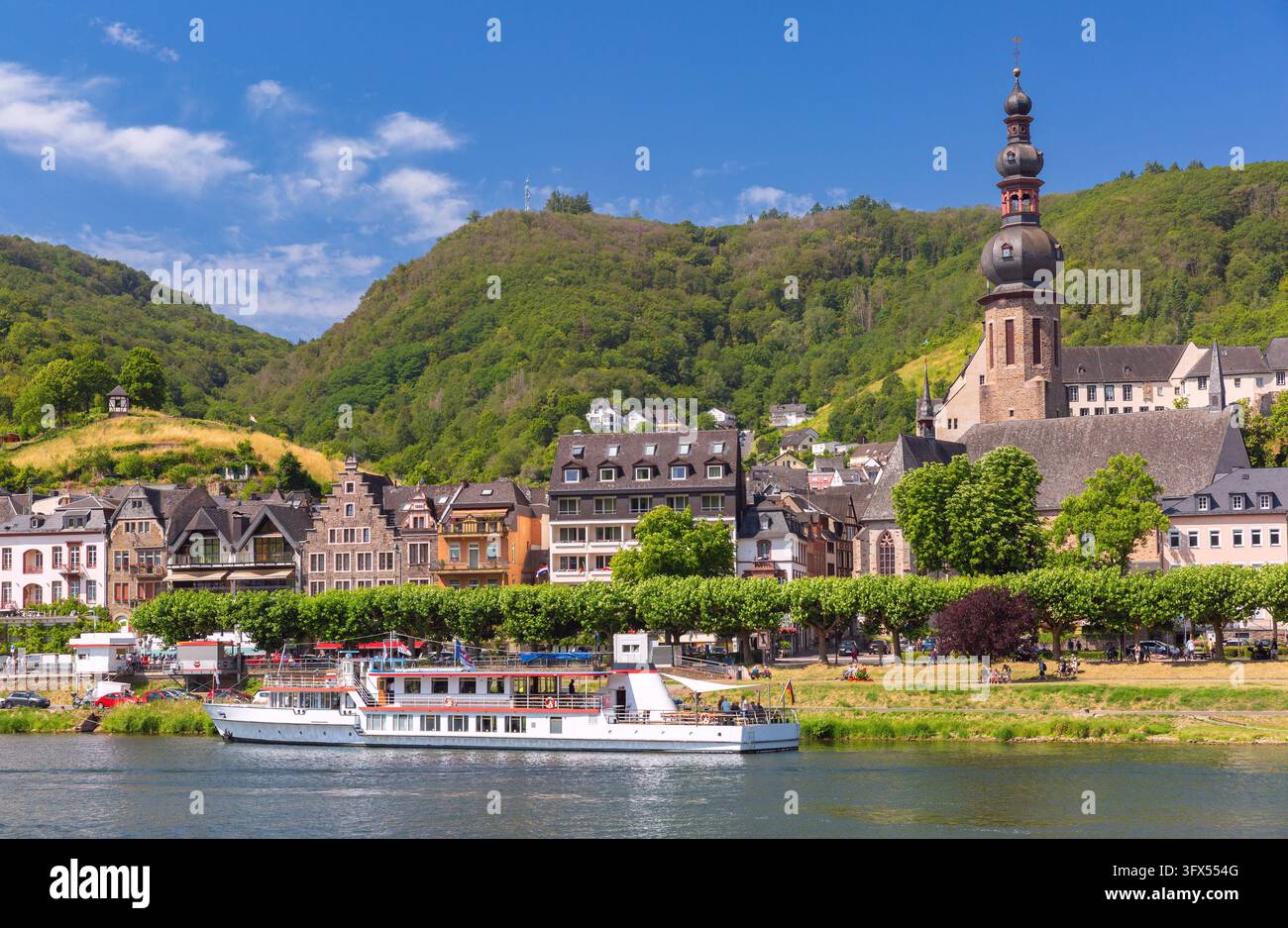 Vista panoramica di Cochem con edifici storici, la chiesa di San Martino e una nave da crociera sul fiume Mosella, Germania. Foto Stock