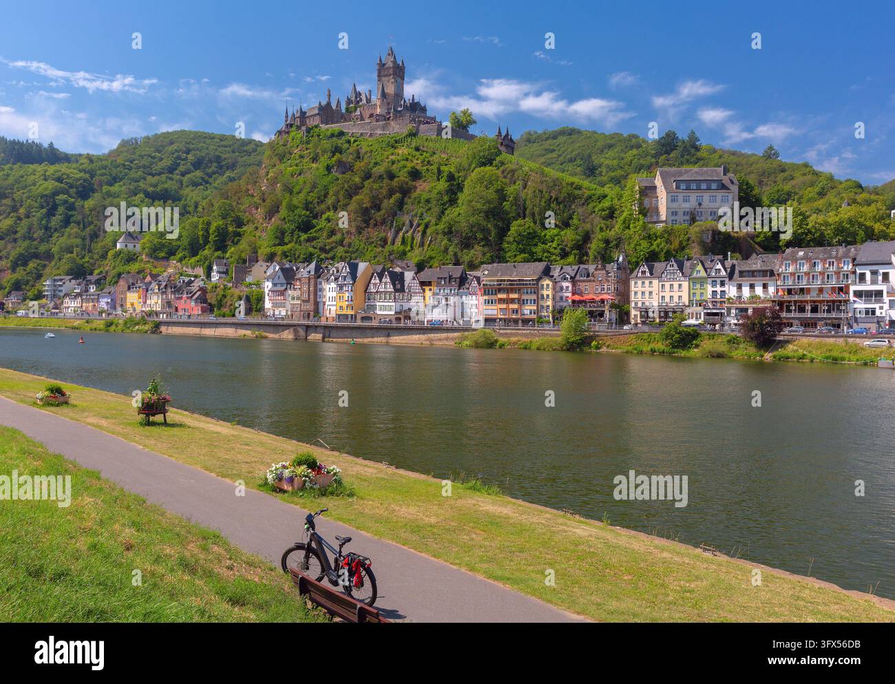 Panorama scenografico di Cochem con la fortezza di Reichsburg, case storiche colorate e il fiume Mosella in Germania. Foto Stock