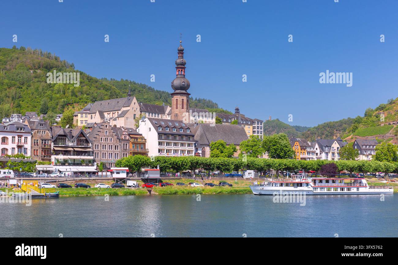 Vista panoramica di Cochem con edifici storici, la chiesa di San Martino e una nave da crociera sul fiume Mosella, Germania. Foto Stock