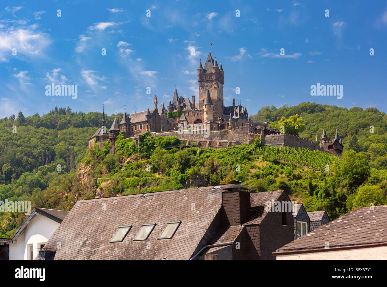 Forte di Reichsburg Cochem con torri medievali e vigneti che si affacciano sulla valle della Mosella in Germania. Foto Stock