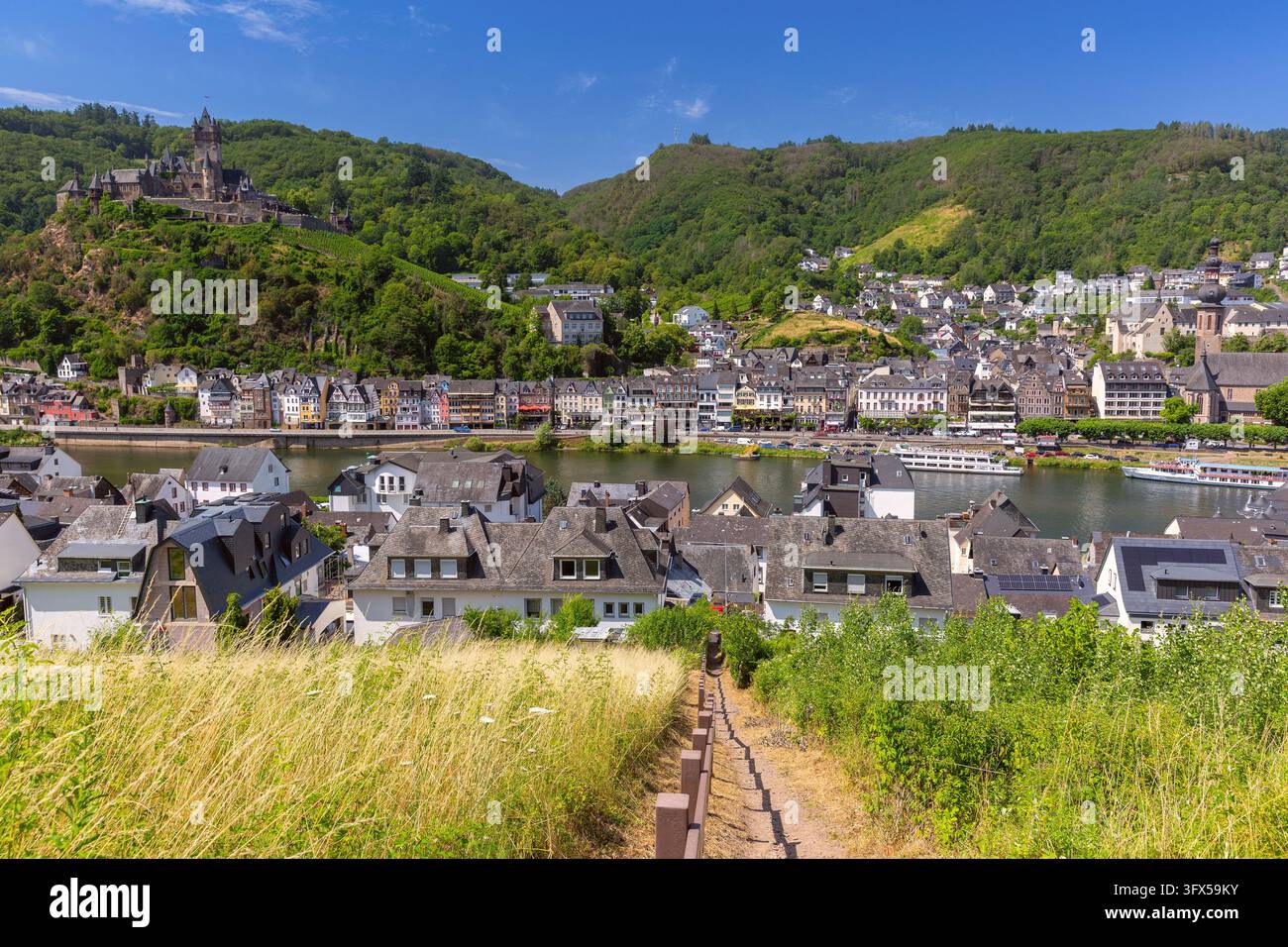 Forte di Reichsburg Cochem con torri medievali e vigneti che si affacciano sulla valle della Mosella in Germania. Foto Stock