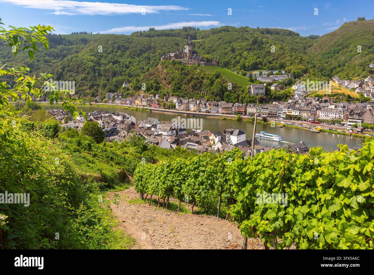Forte di Reichsburg Cochem con torri medievali e vigneti che si affacciano sulla valle della Mosella in Germania. Foto Stock
