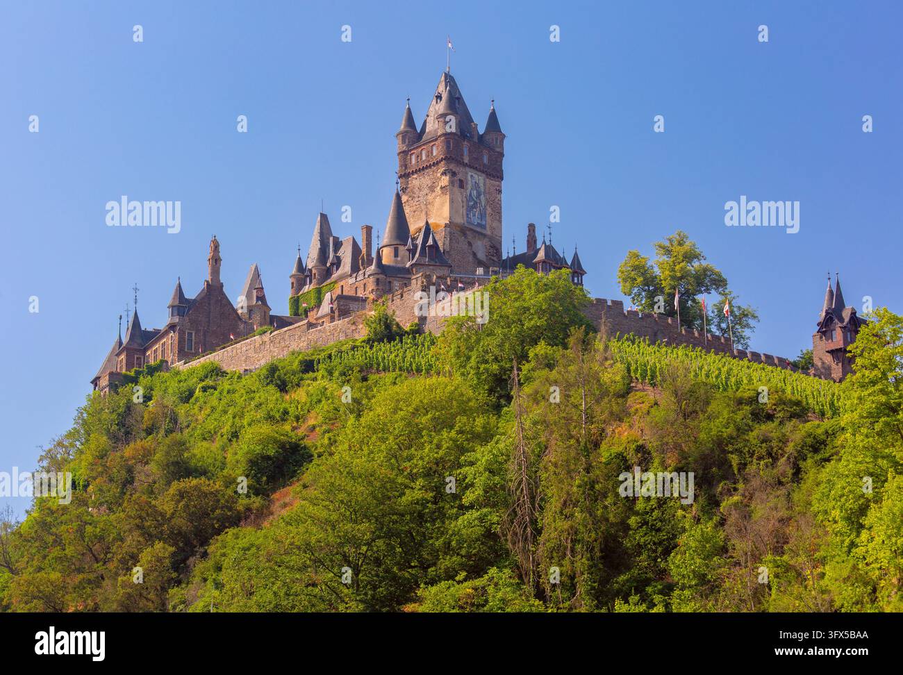 Forte di Reichsburg Cochem con torri medievali e vigneti che si affacciano sulla valle della Mosella in Germania. Foto Stock