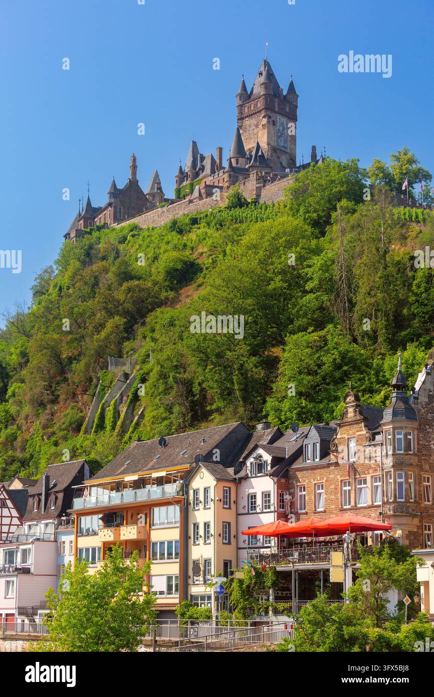 Forte di Reichsburg Cochem con torri medievali e vigneti che si affacciano sulla valle della Mosella in Germania. Foto Stock