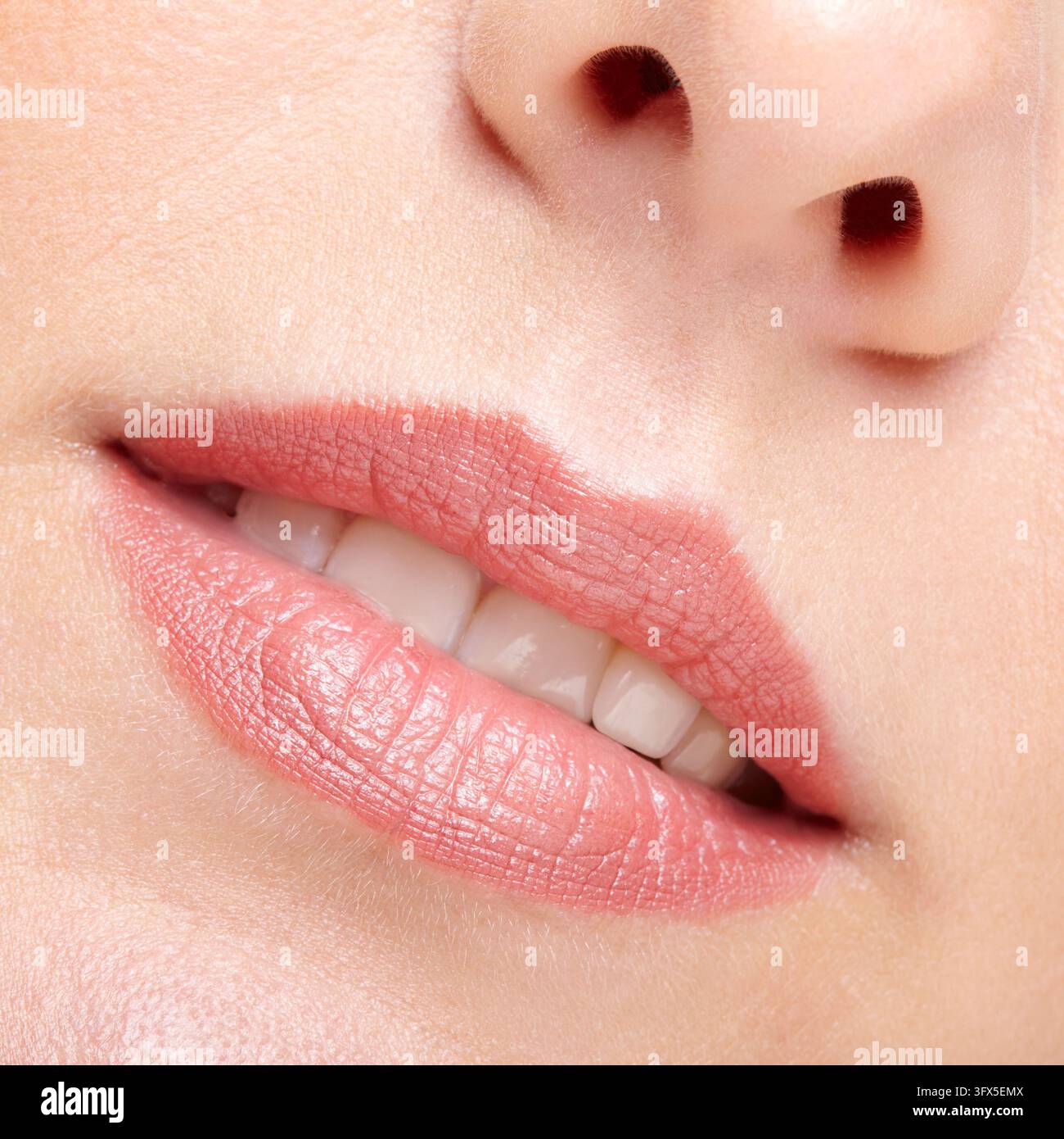 Donna con la bocca che mostra una superficie cutanea ruvida insieme a una leggera condizione screpolata, incorniciando denti bianchi diritti con un'espressione pacifica delicata nei dettagli Foto Stock
