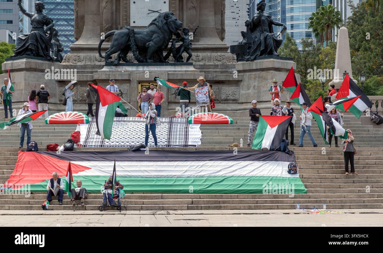 L'Angelo dell'Indipendenza è un punto di riferimento sul Paseo de la Reforma di Città del Messico e un punto di ritrovo frequente per eventi pubblici e manifestazioni. Questo Foto Stock