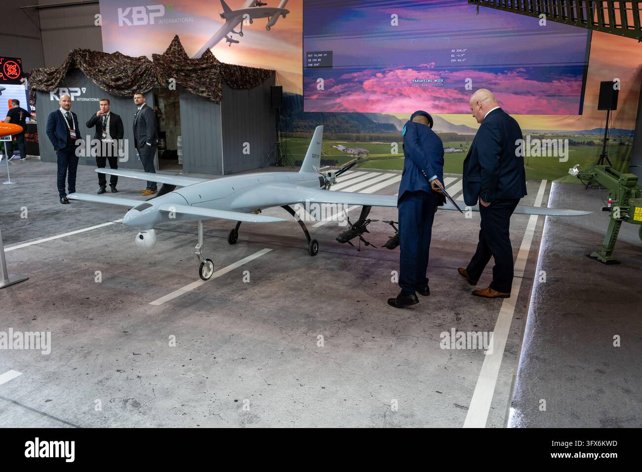 Un veicolo aereo senza pilota KBP International GRIFF con torretta sensore e attrezzatura sotto l’ala al Future Forces Forum 2026. Foto Stock