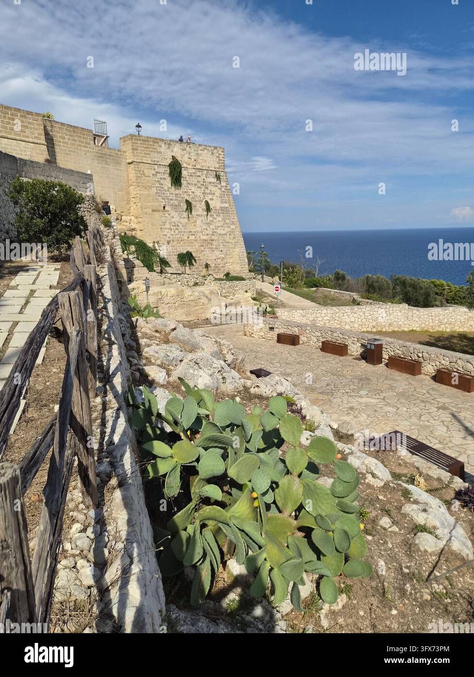Mura del Castello di Castro con fico d'India e vista sul Mar Adriatico, Castro, Salento, Puglia, Italia, settembre 2026 - Immagine stock catturata con smartphone