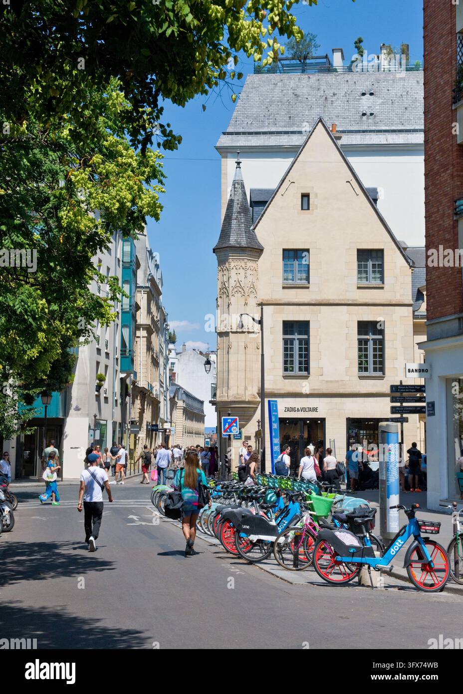 Negozi, gallerie e biciclette all'angolo di Rue Vieille-du-Temple. Quartiere Le Marais, Parigi, Francia Foto Stock