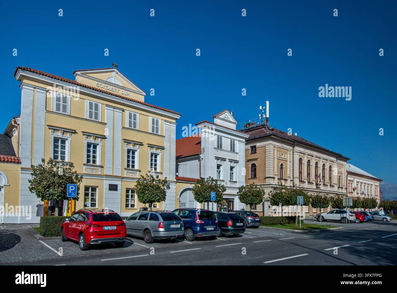 Edifici di Kupkovo náměstí a Opočno, regione di Hradec Králové, Boemia, Repubblica Ceca, Europa centrale Foto Stock
