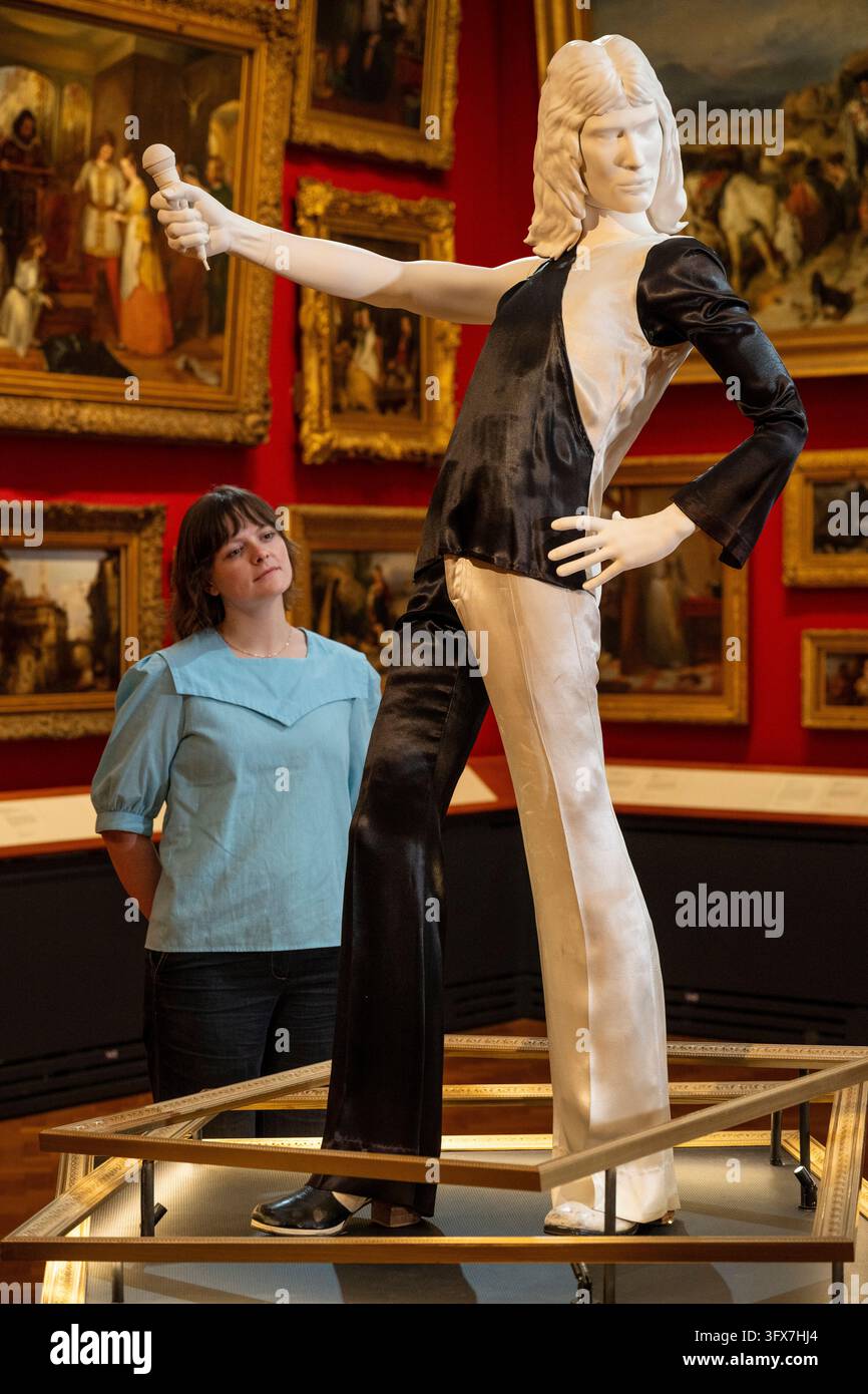 Londra, Regno Unito. 22 ottobre 2026. ‚Ensemble indossato durante un concerto all’Imperial College‘, 1973, designer e creatore sconosciuti, in anteprima di ‚Freddie Mercury | Splendid Things‘ al V&A, South Kensington. Per celebrare l’80° anniversario della nascita di Freddie Mercury, otto look indossati da lui sono esposti in tutto il museo in un percorso sviluppato con Mary Austin, la sua ex fidanzata e amica stretta, per celebrare la sua carriera attraverso costumi e accessori indossati in alcuni dei video musicali e delle esibizioni più memorabili dei Queen. La mostra è aperta fino al 17 gennaio 2027. Credit: Stephen Chung / Alamy Live News Foto Stock