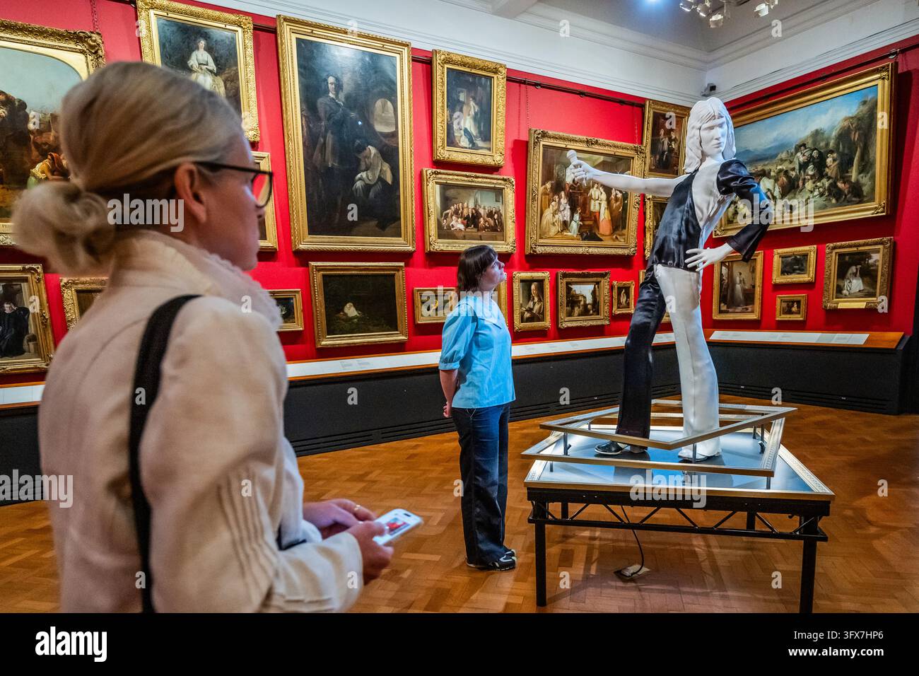 Londra, Regno Unito. 22 ott., 2026. Creare un capolavoro - Il completo Mercury Wing' con catsuit e bolero, 1975 - Freddie Mercury | Splendiori in mostra al V&A South Kensington. Segna l'80° anniversario della nascita di Freddie, rendendo omaggio a uno degli artisti più amati al mondo. Il percorso, in sei tappe, sviluppato con Mary Austin, ex fidanzata, amica intima e confidente di Freddie per 20 anni, celebra la carriera di Mercury attraverso costumi e accessori indossati in alcuni dei video musicali e delle esibizioni pop più memorabili dei tempi moderni. Credit: Guy Bell/Alamy Live News Foto Stock