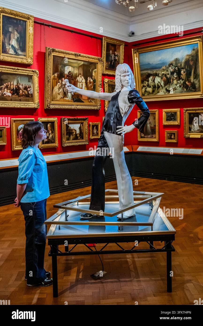 Londra, Regno Unito. 22 ott., 2026. Creare un capolavoro - Il completo Mercury Wing' con catsuit e bolero, 1975 - Freddie Mercury | Splendiori in mostra al V&A South Kensington. Segna l'80° anniversario della nascita di Freddie, rendendo omaggio a uno degli artisti più amati al mondo. Il percorso, in sei tappe, sviluppato con Mary Austin, ex fidanzata, amica intima e confidente di Freddie per 20 anni, celebra la carriera di Mercury attraverso costumi e accessori indossati in alcuni dei video musicali e delle esibizioni pop più memorabili dei tempi moderni. Credit: Guy Bell/Alamy Live News Foto Stock