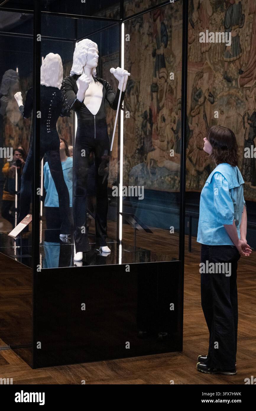 Londra, Regno Unito. 22 ottobre 2026. Il ‚Spine Suit‘ o il costume *Black Queen‘, del 1975, progettato da Wendy de Smet, in anteprima di ‚Freddie Mercury | Splendid Things‘ al V&A, South Kensington. Per celebrare l’80º anniversario della nascita di Freddie Mercury, otto look indossati da lui sono esposti in tutto il museo in un percorso sviluppato con Mary Austin, sua ex fidanzata e amica intima, per celebrare la sua carriera attraverso costumi e accessori indossati in alcuni dei video musicali e delle esibizioni più memorabili dei Queen. La mostra è in corso fino al 17 gennaio 2027. Credito: Stephen Chung / Alamy Live News Foto Stock