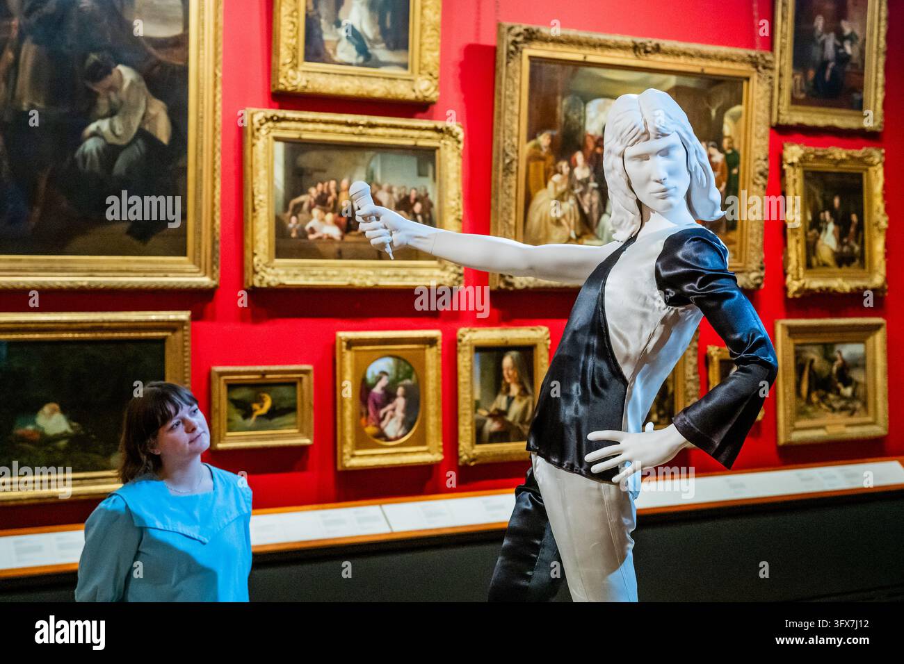Londra, Regno Unito. 22 ott., 2026. Creare un capolavoro - Il completo Mercury Wing' con catsuit e bolero, 1975 - Freddie Mercury | Splendiori in mostra al V&A South Kensington. Segna l'80° anniversario della nascita di Freddie, rendendo omaggio a uno degli artisti più amati al mondo. Il percorso, in sei tappe, sviluppato con Mary Austin, ex fidanzata, amica intima e confidente di Freddie per 20 anni, celebra la carriera di Mercury attraverso costumi e accessori indossati in alcuni dei video musicali e delle esibizioni pop più memorabili dei tempi moderni. Credit: Guy Bell/Alamy Live News Foto Stock
