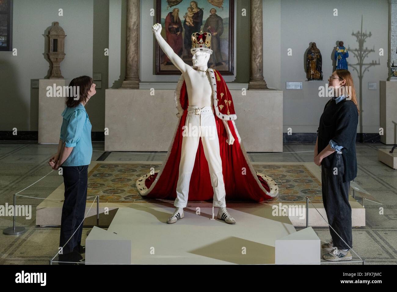 Londra, Regno Unito. 22 ottobre 2026. ‚Ensemble mantello e corona indossato durante il Magic Tour‘, 1986, di Diana Moseley in anteprima di ‚Freddie Mercury | Splendid Things‘ al V&A, South Kensington. Per celebrare l’80° anniversario della nascita di Freddie Mercury, otto look indossati da lui sono esposti nel museo in un percorso sviluppato con Mary Austin, la sua ex fidanzata e amica intima, per celebrare la sua carriera attraverso costumi e accessori indossati in alcuni dei video musicali e delle esibizioni più memorabili dei Queen. La mostra è aperta fino al 17 gennaio 2027. Credit: Stephen Chung / Alamy Live News Foto Stock