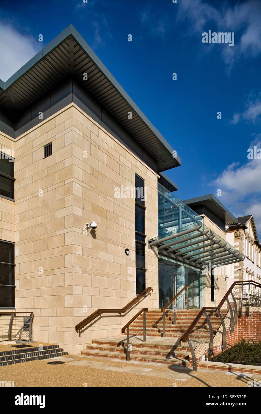 Edificio Favell della Mill Hill School a Londra, un edificio educativo contemporaneo con un atrio d'ingresso vetrato, ampie scalini e rivestimento in pietra moderno. Foto Stock