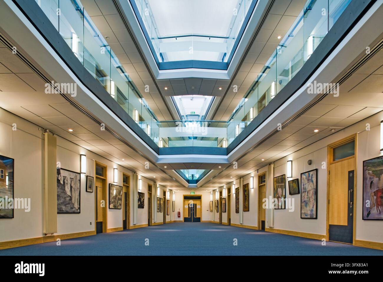 Edificio Favell della Mill Hill School a Londra, un edificio educativo contemporaneo con un atrio d'ingresso vetrato, ampie scalini e rivestimento in pietra moderno. Foto Stock