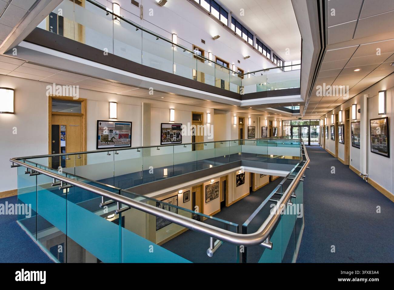 Edificio Favell della Mill Hill School a Londra, un edificio educativo contemporaneo con un atrio d'ingresso vetrato, ampie scalini e rivestimento in pietra moderno. Foto Stock