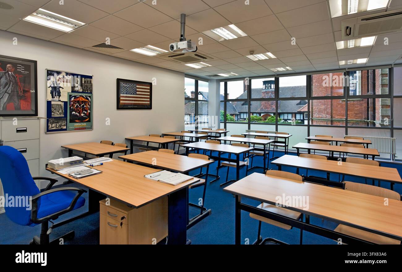 Edificio Favell della Mill Hill School a Londra, un edificio educativo contemporaneo con un atrio d'ingresso vetrato, ampie scalini e rivestimento in pietra moderno. Foto Stock