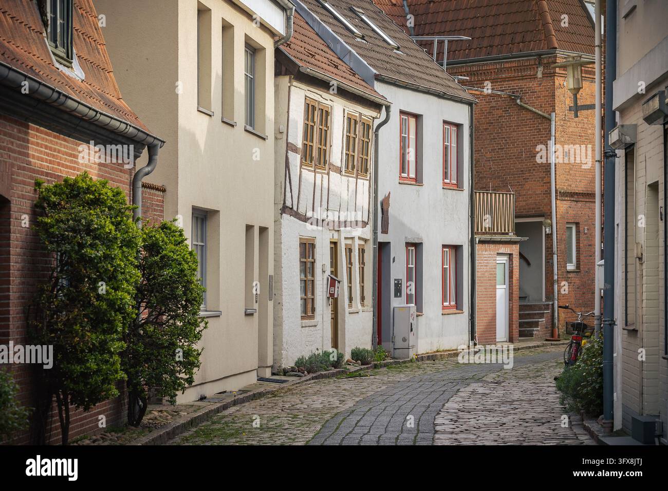 Piccolo vicolo Nübelstraße nel centro città di Glückstadt Foto Stock