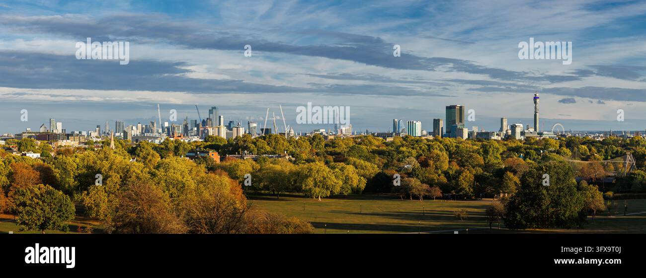 Vista panoramica dello skyline urbano di Londra e del Regent's Park da Primrose Hill. Autunno nella città di Londra, Regno Unito Foto Stock