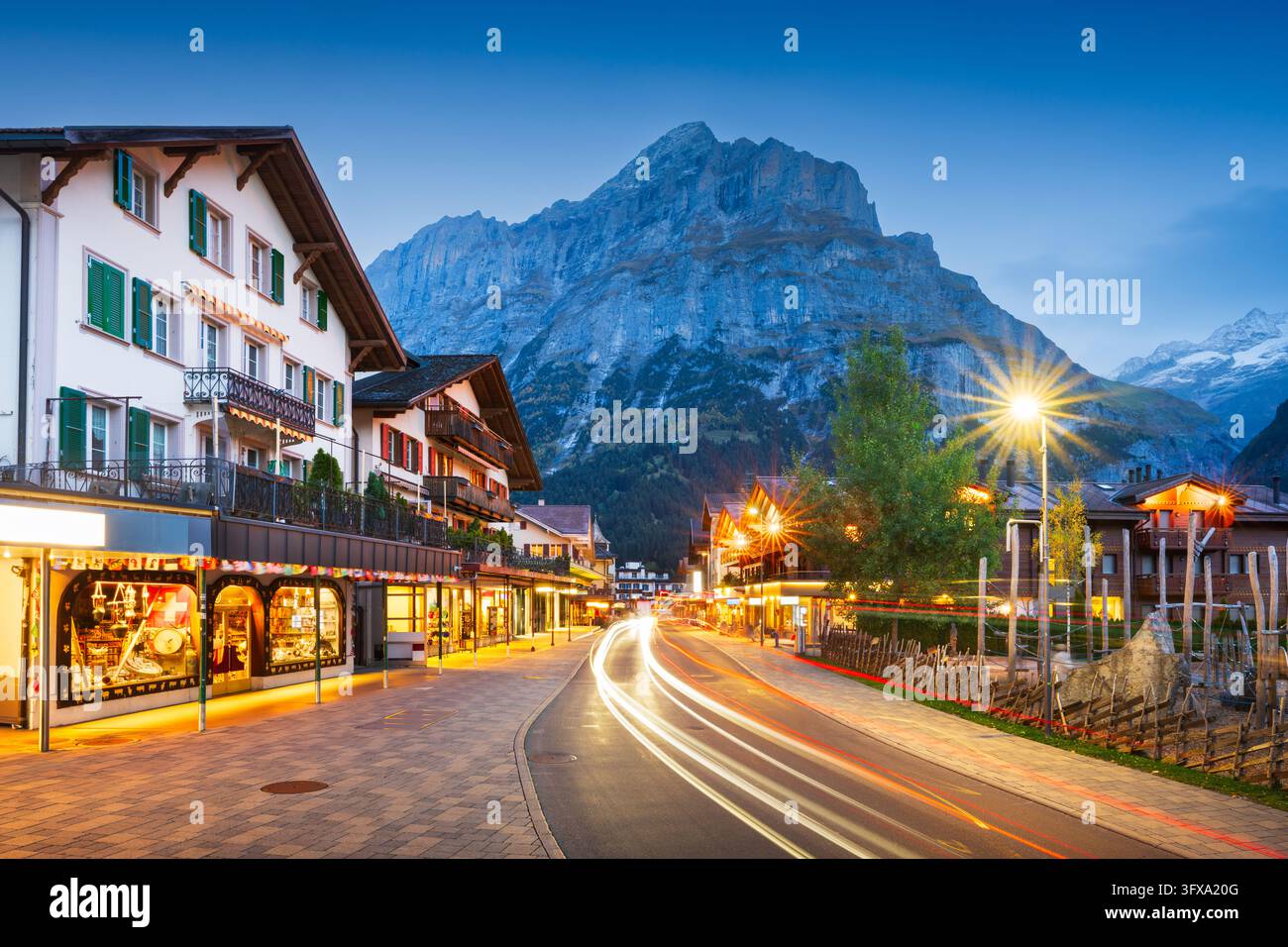 Grindelwald, paesaggio cittadino svizzero con traffico di passaggio all'ora blu. Foto Stock