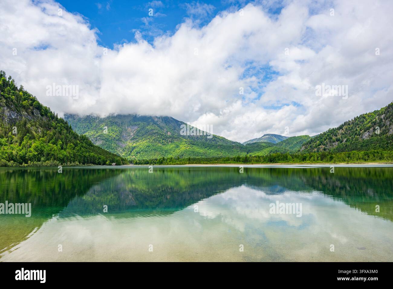 Paesaggio del lago Offensee dopo la pioggia quando il sole arriva attraverso le nuvole in primavera, Salzkammergut, Austria, Europa Foto Stock