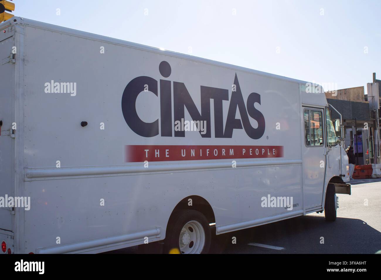Brooklyn, New York, USA – 7 febbraio 2024: Camioncino bianco Cintas The Uniform People parcheggiato su una strada di Brooklyn. Foto Stock