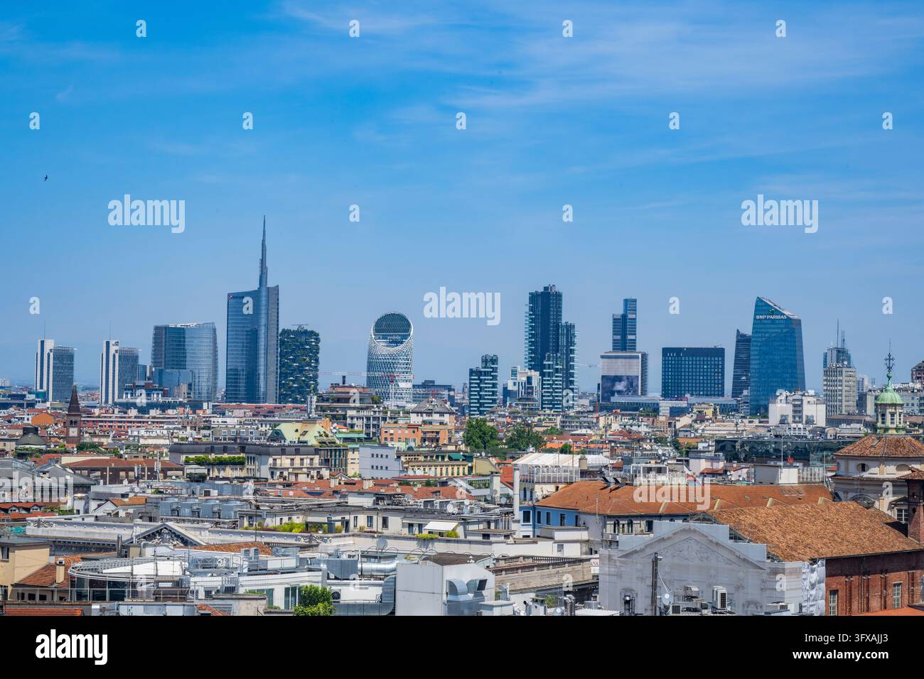 Vista dello skyline con i grattacieli del quartiere finanziario dal Duomo di Milano in una giornata di sole, Milano, Italia Foto Stock
