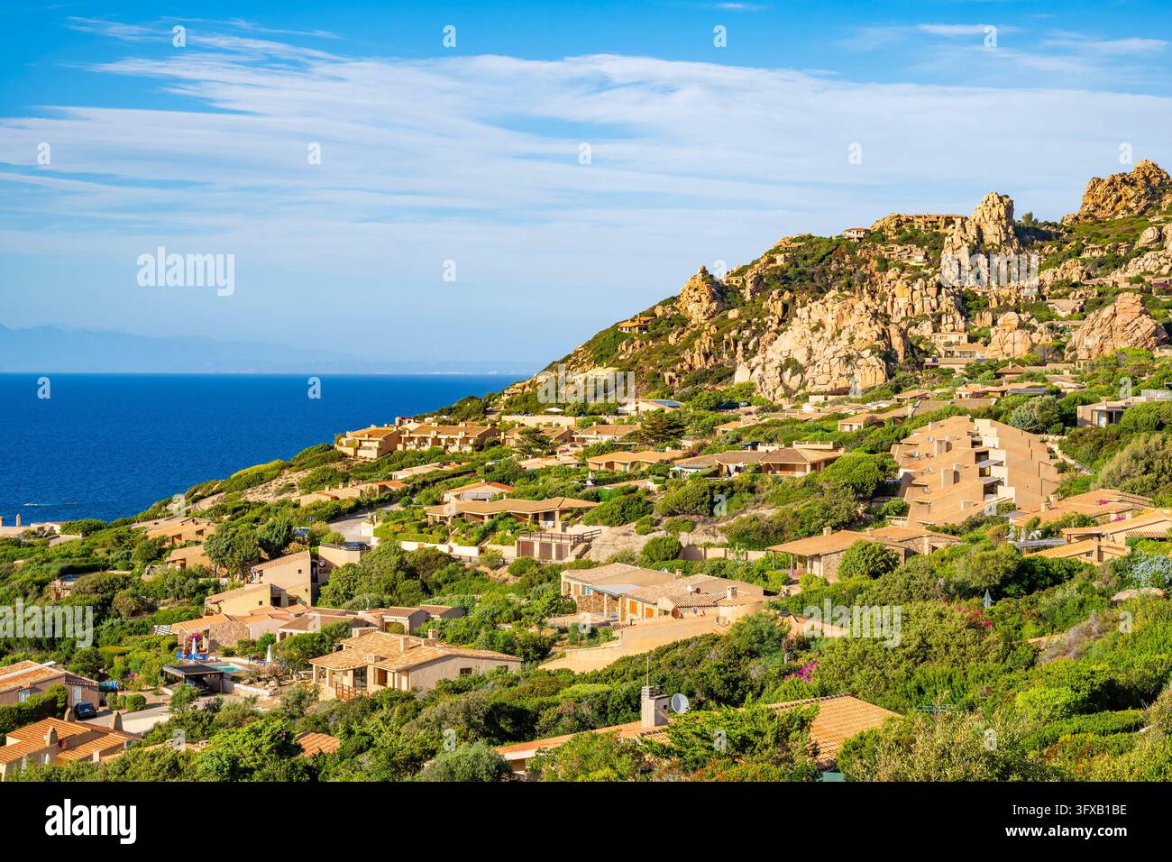 Piccolo villaggio sulla Costa Paradiso in una giornata soleggiata, Sardegna, Italia, Europa Foto Stock