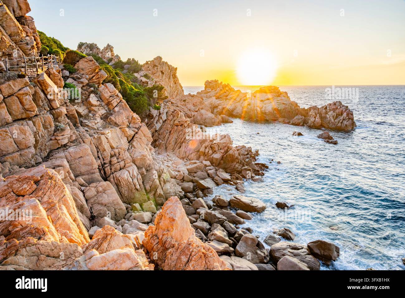 Paesaggio della costa con acqua azzurra a Costa Paradiso in una giornata di sole al tramonto, Sardegna, Italia, Europa Foto Stock