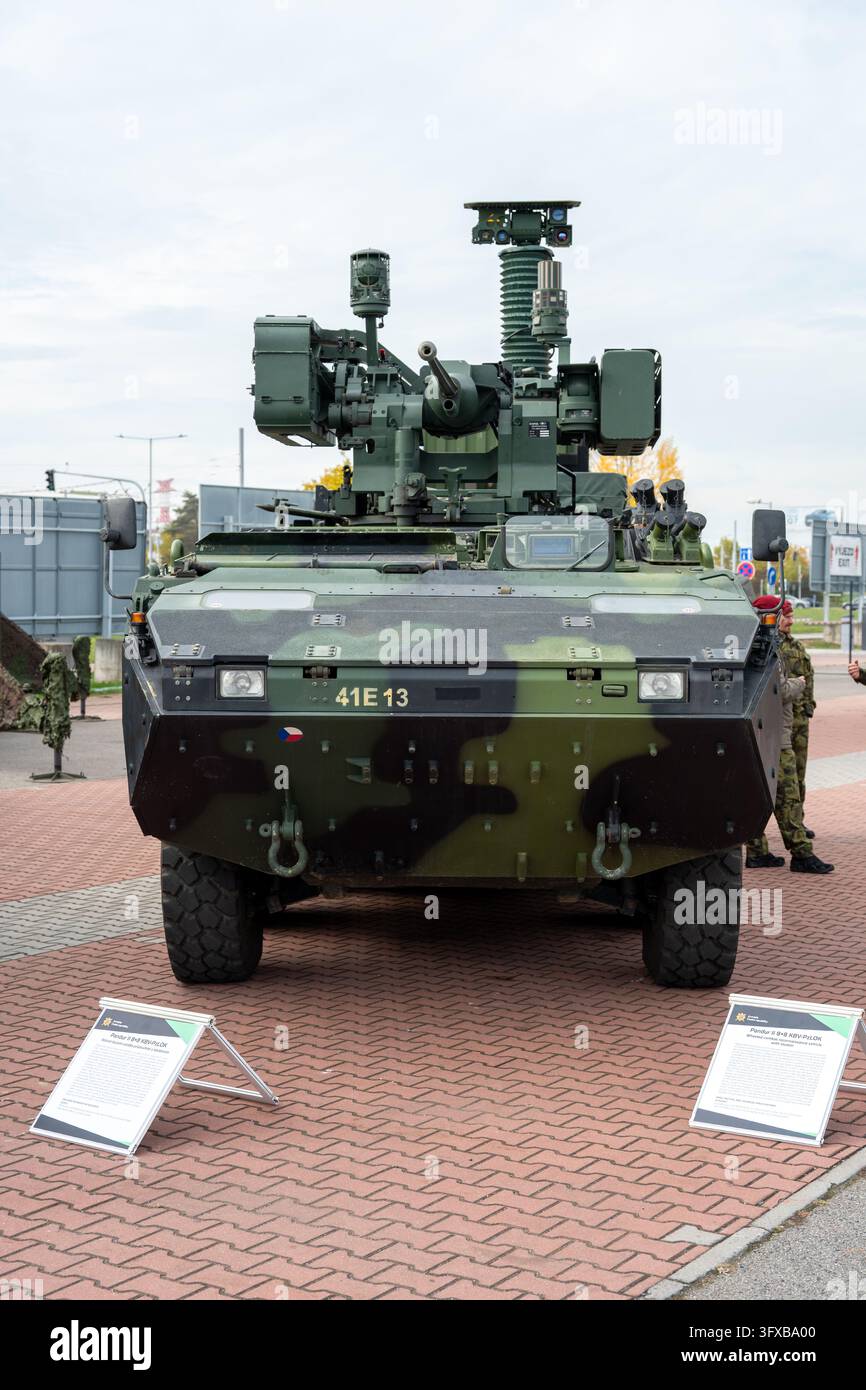 Vista frontale di un veicolo blindato Pandur II con un albero sensori sollevato al Future Forces Forum 2026. Praga, Repubblica Ceca, 21 ottobre 2026. Foto Stock