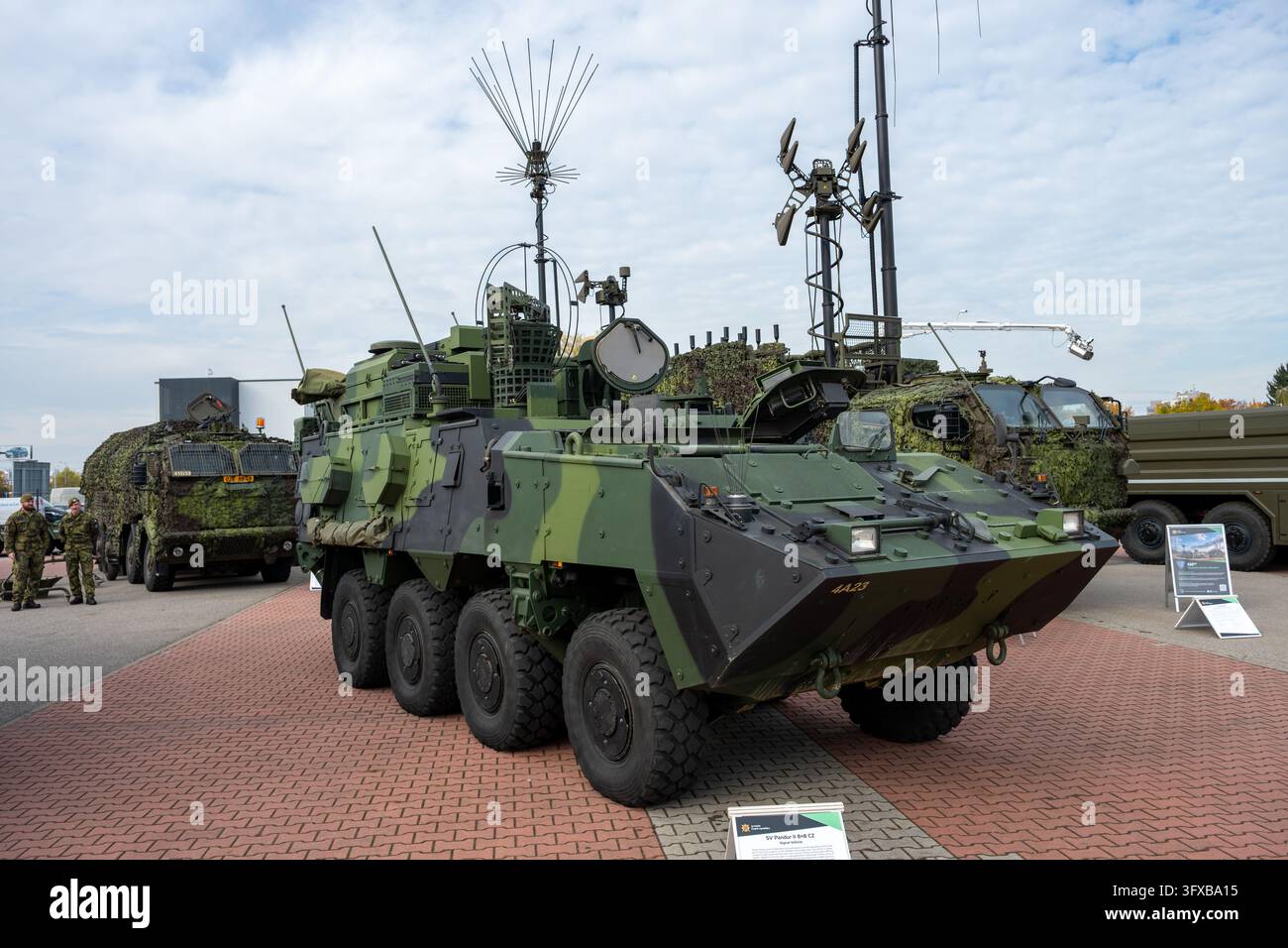 Veicolo blindato Pandur II con apparecchiature di comunicazione montate sul tetto al Future Forces Forum 2026. Praga, Repubblica ceca, 21 ottobre 2026. Foto Stock