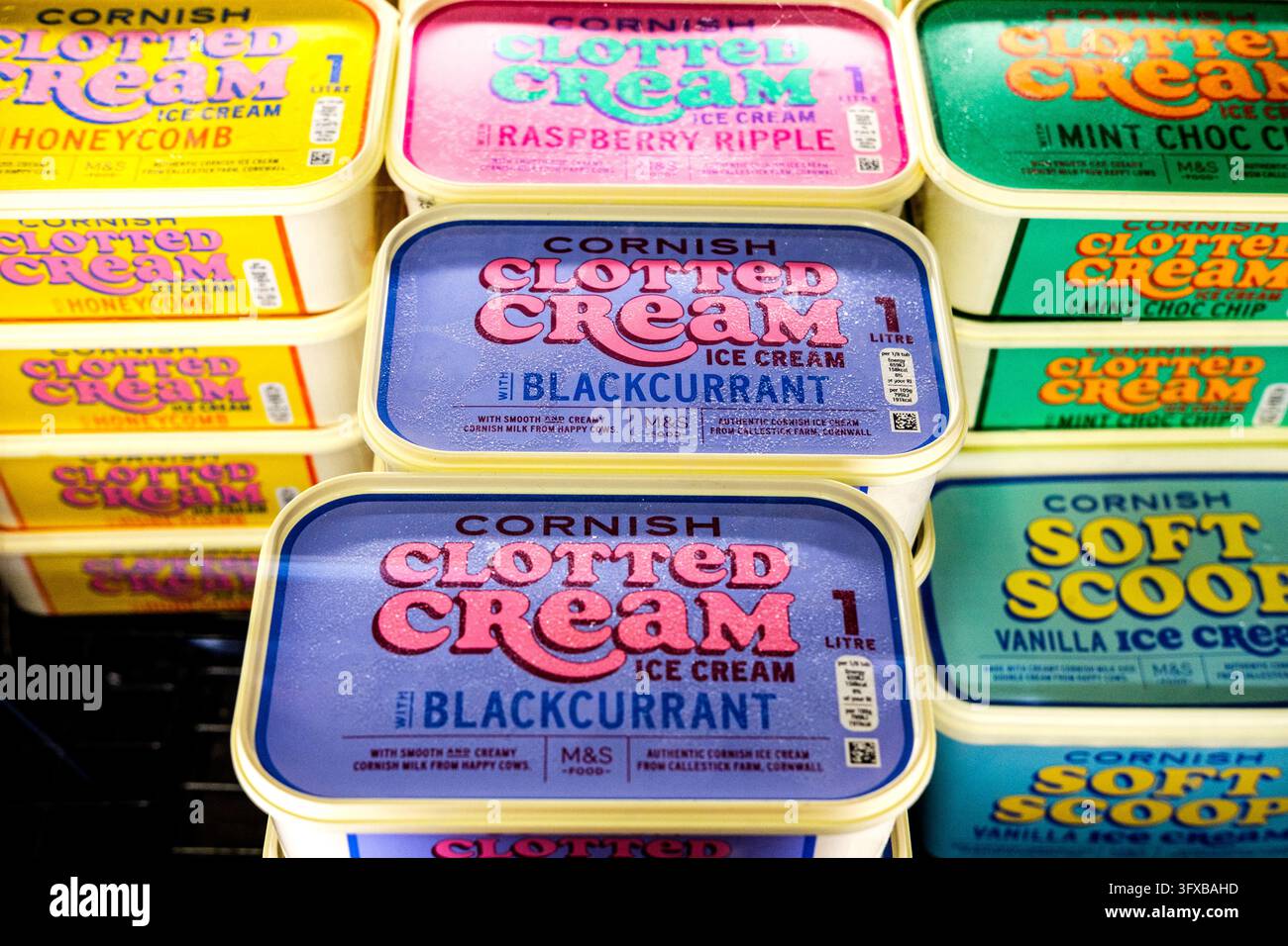 Londra, Regno Unito, 22 ottobre 2026, Vasetti colorati di gelato Marks And Spencer, compresi i gusti di ribes nero, Honeycomb e lampone ondulato Foto Stock