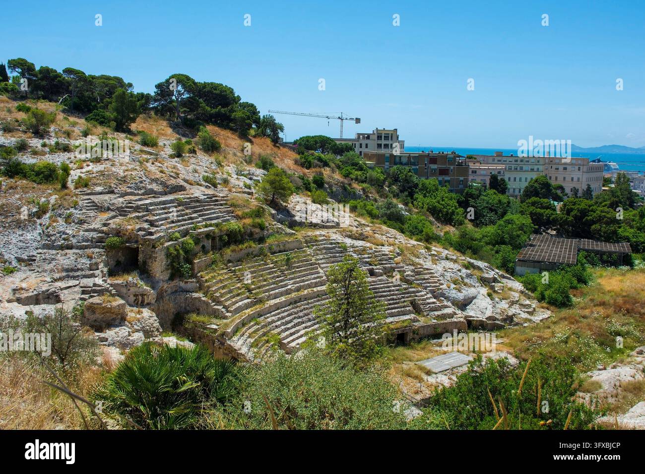 I gradini meridionali dell'anfiteatro romano di Cagliari in Sardegna, Italia. II secolo d.C. Costruito nelle colline di calcare Foto Stock