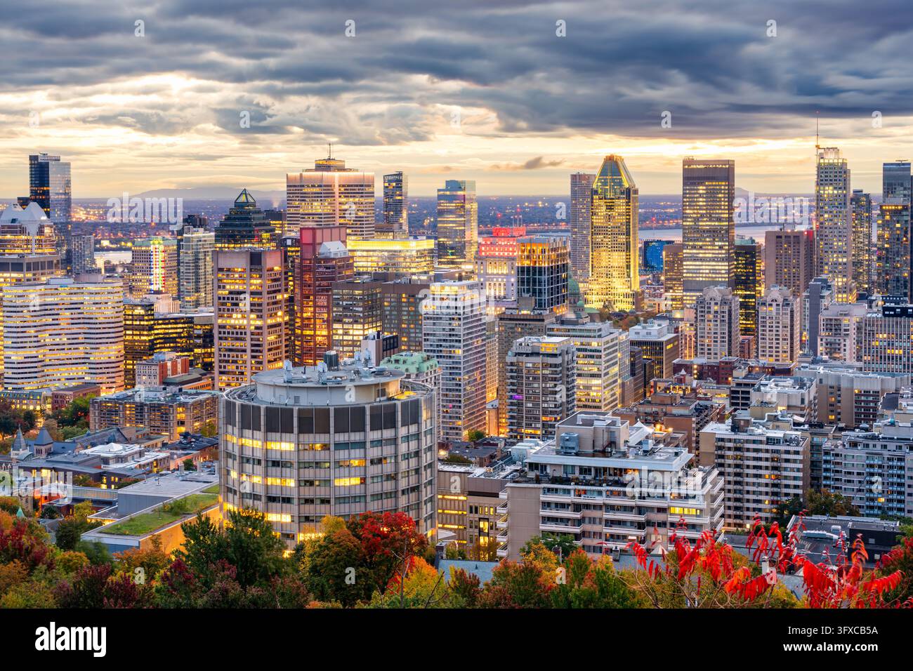 Paesaggio urbano del centro città di Montreal, Quebec, Canada nella stagione autunnale all'alba. Foto Stock