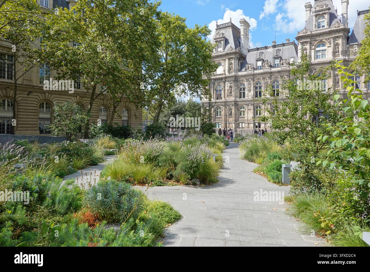 Parigi, Le Marais, Place Saint-Gervais, Jardin du 13 novembre 2015 // Parigi, Le Marais, Place Saint-Gervais, Giardino commemorativo per gli attentati di Parigi il t Foto Stock