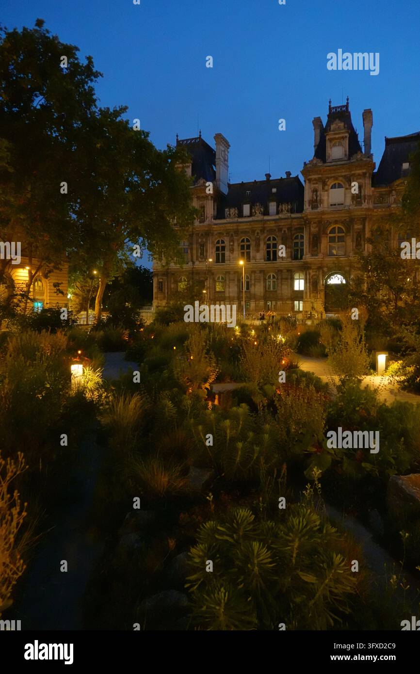 Parigi, Le Marais, Place Saint-Gervais, Jardin du 13 novembre 2015 // Parigi, Le Marais, Place Saint-Gervais, Giardino commemorativo per gli attentati di Parigi il t Foto Stock