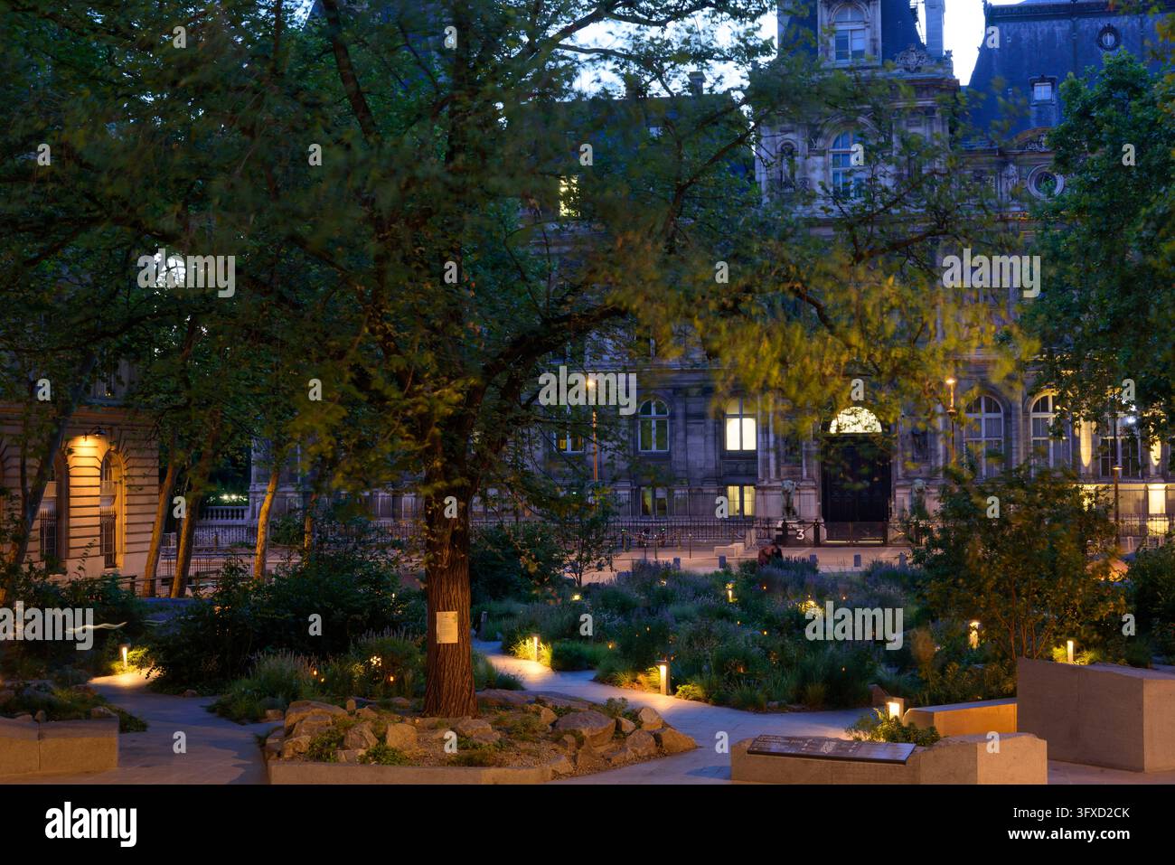 Parigi, Le Marais, Place Saint-Gervais, Jardin du 13 novembre 2015 // Parigi, Le Marais, Place Saint-Gervais, Giardino commemorativo per gli attentati di Parigi il t Foto Stock