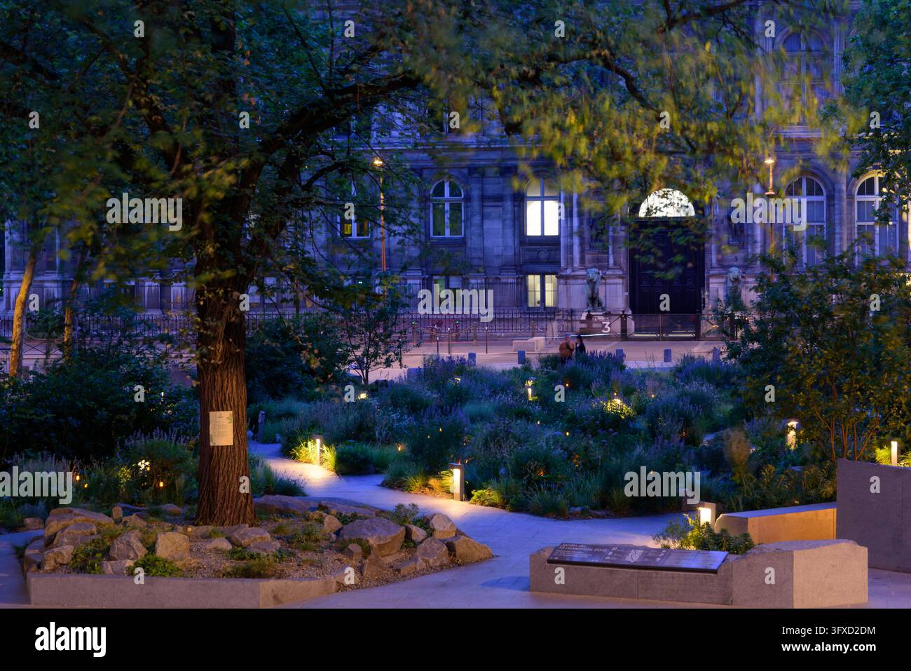 Parigi, Le Marais, Place Saint-Gervais, Jardin du 13 novembre 2015 // Parigi, Le Marais, Place Saint-Gervais, Giardino commemorativo per gli attentati di Parigi il t Foto Stock