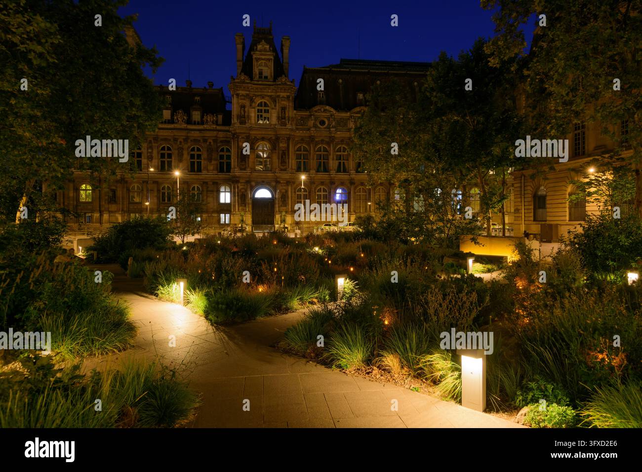 Parigi, Le Marais, Place Saint-Gervais, Jardin du 13 novembre 2015 // Parigi, Le Marais, Place Saint-Gervais, Giardino commemorativo per gli attentati di Parigi il t Foto Stock